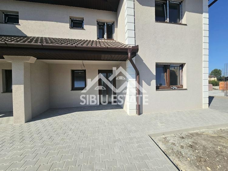 Duplex cu 5 camere cu Canalizare în Șura Mică
