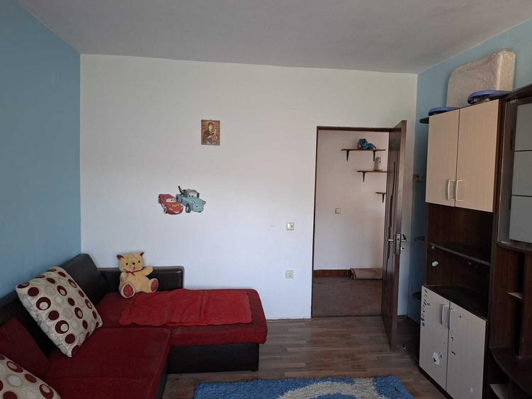 Apartament cu 3 camere decomandat în Florești