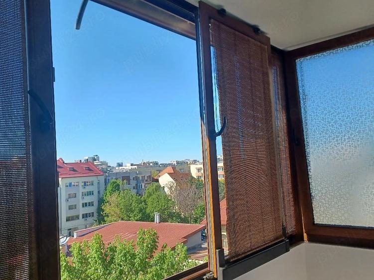 Apartament cu 3 camere semidecomandat în Centrul Civic