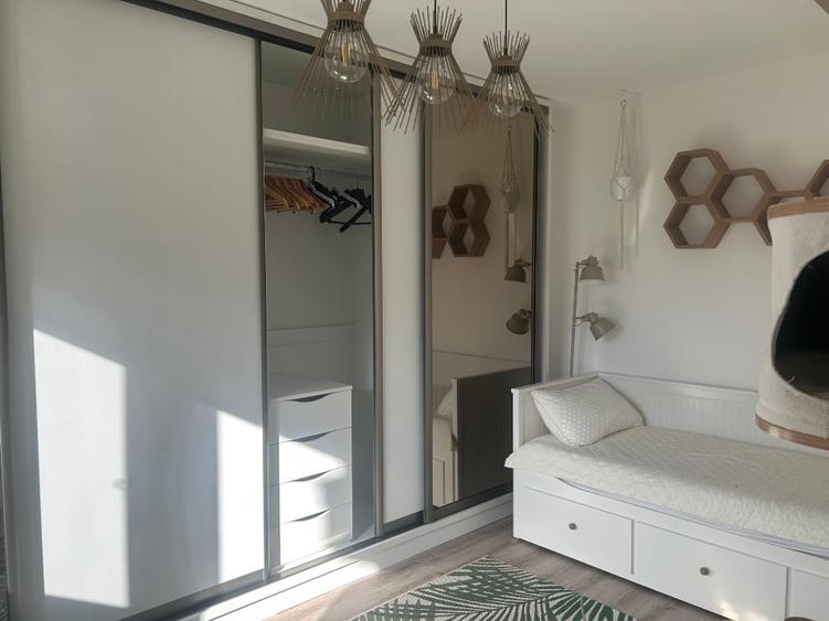 Apartament cu 3 camere semidecomandat, mobilat în Florești