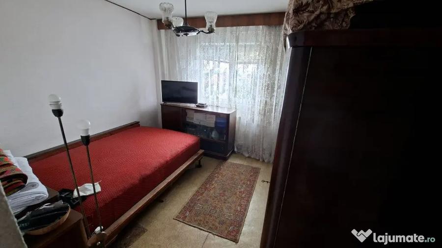Apartament cu 4 camere decomandat în Republicii