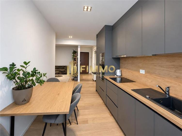 Apartament cu 3 camere semidecomandat, mobilat în Central