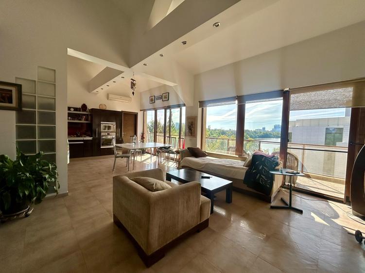 Penthouse cu 3 camere semidecomandat în Herăstrău
