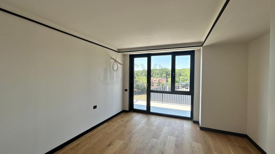 Apartament cu 4 camere semidecomandat în Pipera