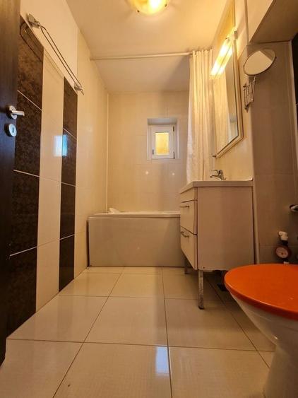Apartament cu 3 camere decomandat în Far