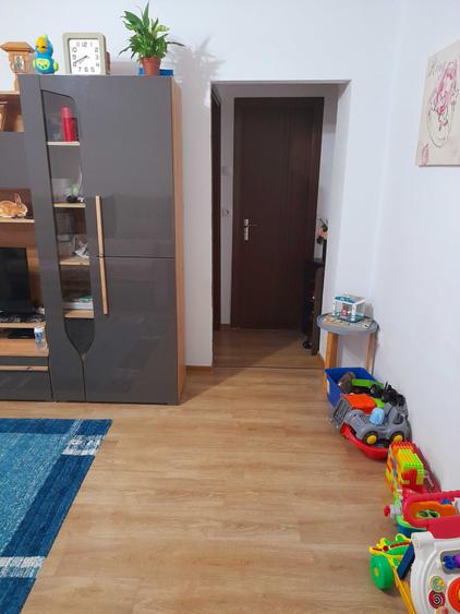 Apartament cu 3 camere semidecomandat în Turnișor