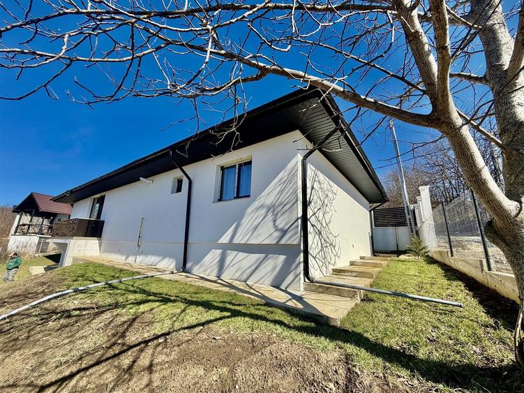 Casă cu 4 camere decomandat cu Teren 500 Mp în Bârnova