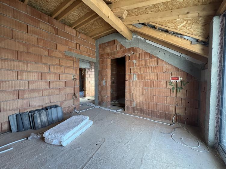 Duplex cu 5 camere cu Canalizare în Dumbrăvița
