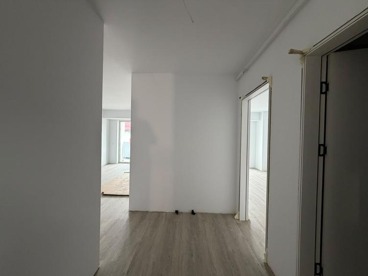 Apartament cu 3 camere semidecomandat în Florești