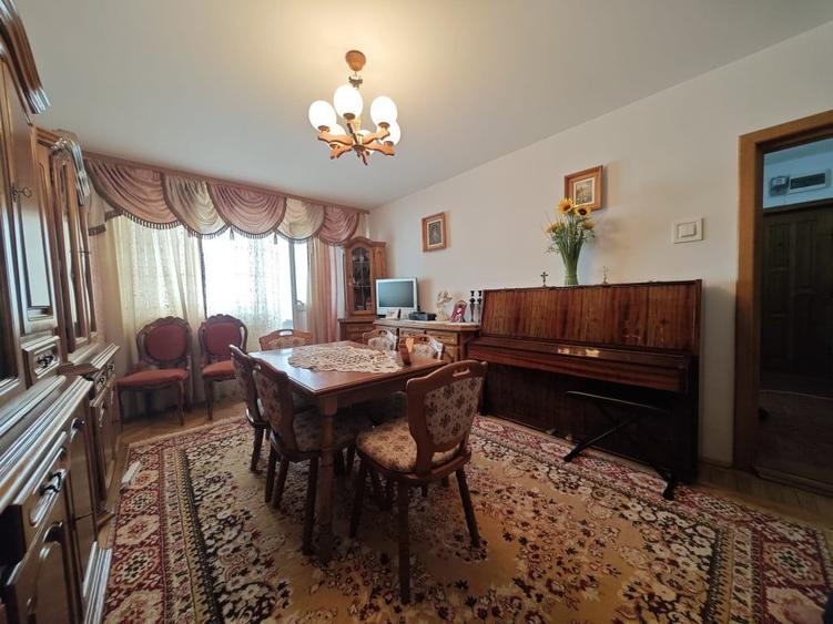 Apartament cu 4 camere decomandat în Central