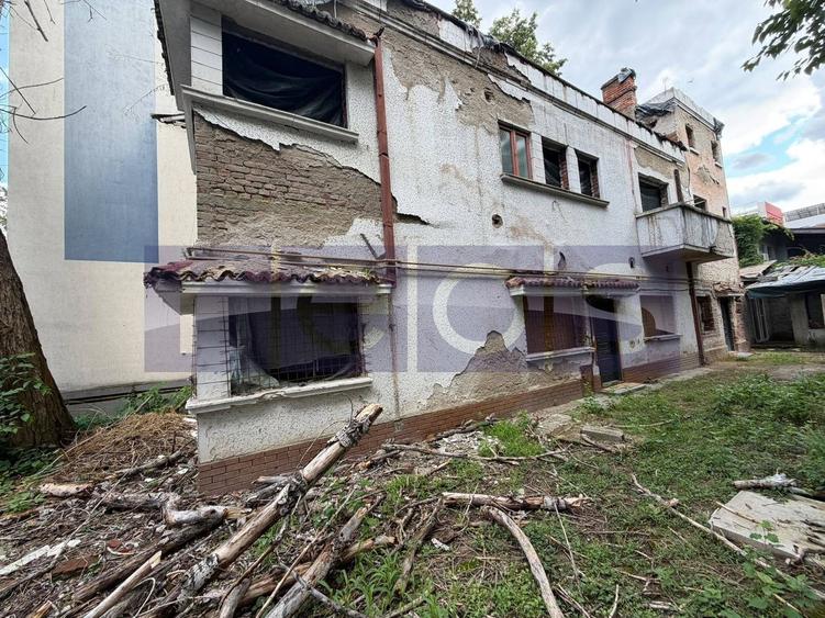 Casă individuală cu 8 camere cu Canalizare în Dorobanți