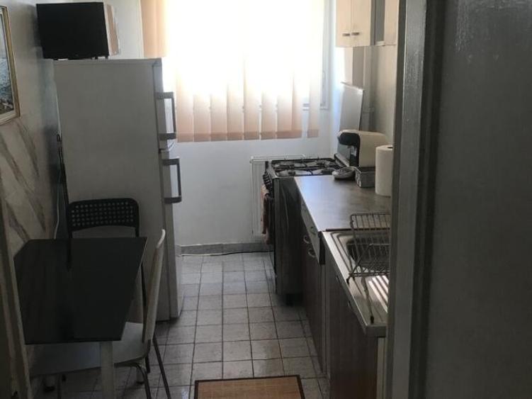 Apartament cu 2 camere semidecomandat, mobilat în Victoriei