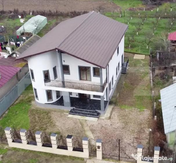 Casă cu 7 camere cu Teren 600 Mp în Central
