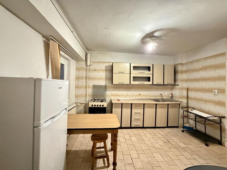 Apartament cu 3 camere semidecomandat în Aviației