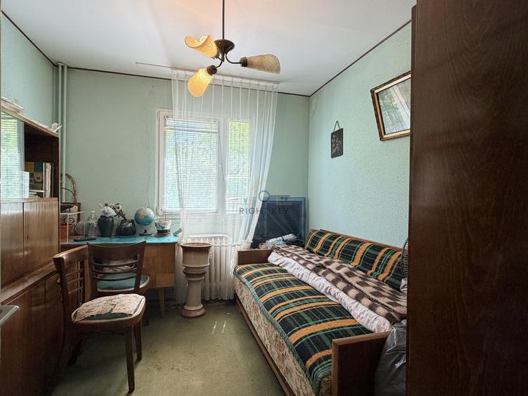 Apartament cu 4 camere semidecomandat, mobilat în Berceni