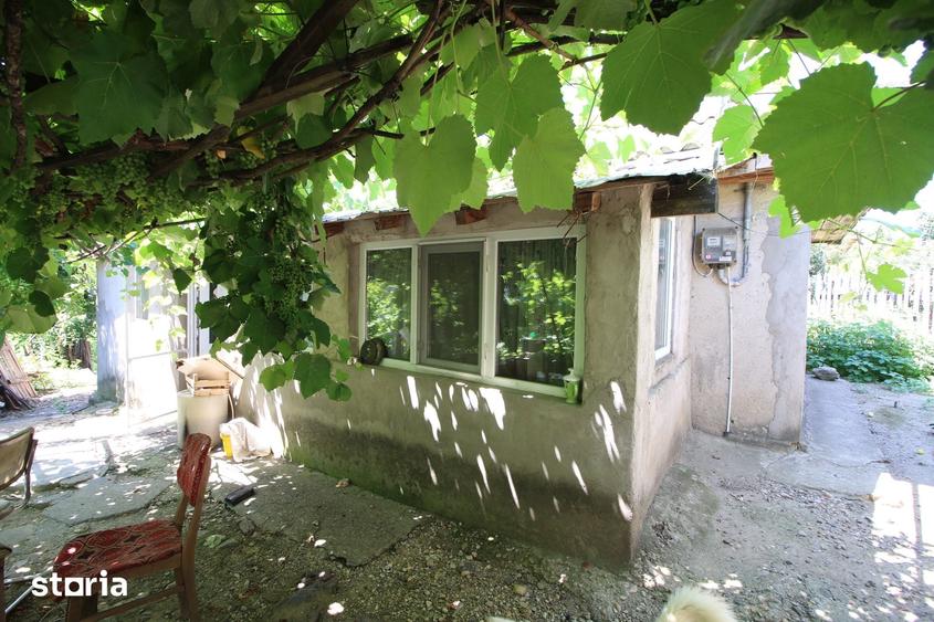 Casă cu 3 camere cu Teren 999 Mp în Siret