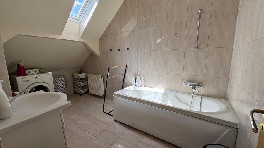 Apartament cu 3 camere, mobilat în Lipovei