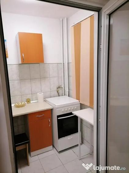 Garsonieră decomandată în Vest