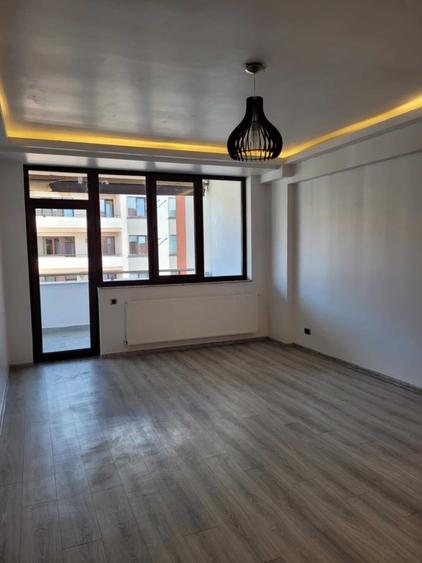 Apartament cu 3 camere decomandat în Tractorul