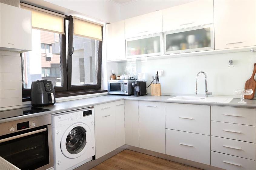 Apartament cu 3 camere semidecomandat, mobilat în Pipera