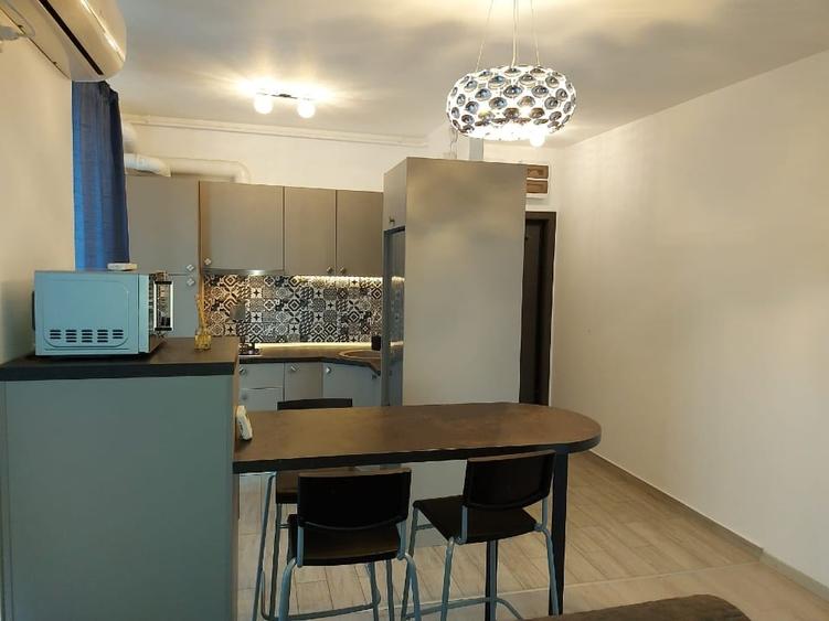 Apartament cu 2 camere semidecomandat, mobilat în Central