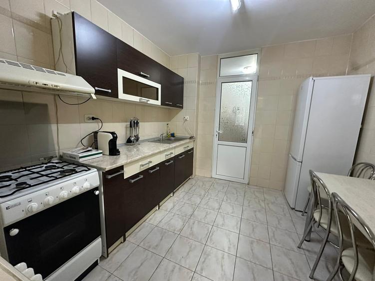 Apartament cu 3 camere semidecomandat în Gorjului