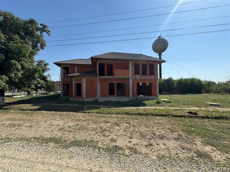 Casă cu 4 camere cu Garaj în Livada de Bihor