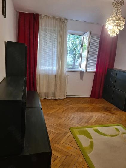 Apartament cu 3 camere semidecomandat în Girocului