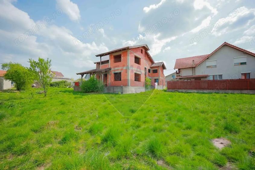 Casă cu Teren 1013 Mp în Cordău