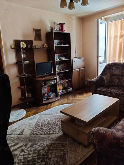 Apartament cu 3 camere semidecomandat, mobilat în Abator