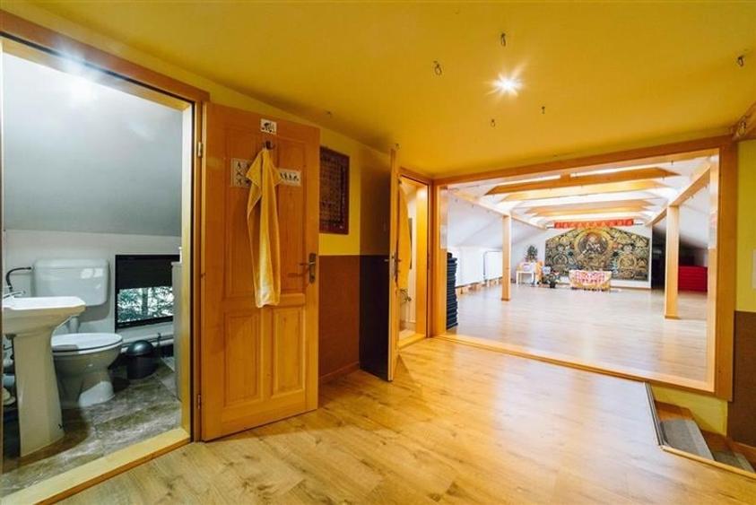 Casă individuală cu 12 camere cu Teren 19841 Mp în Valea Strâmbă