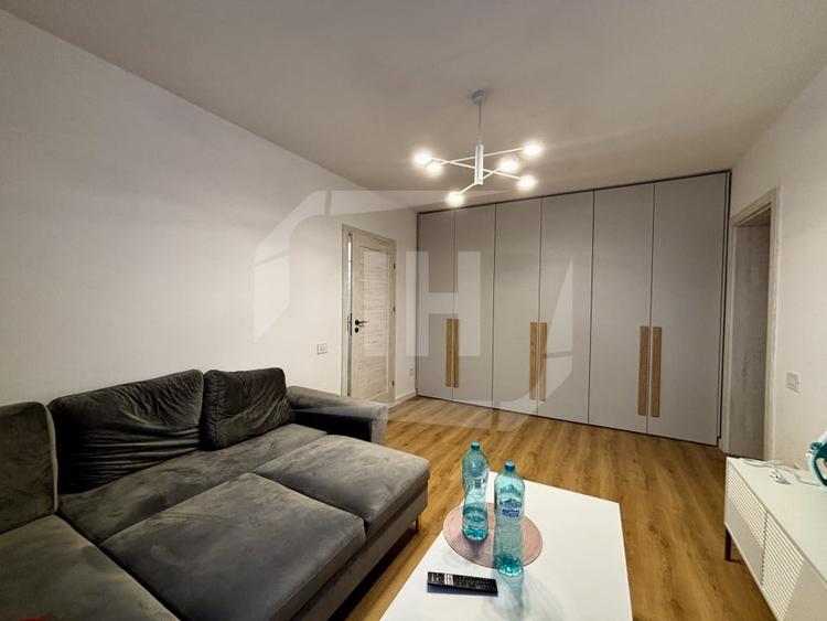 Apartament cu 3 camere semidecomandat, mobilat în Central