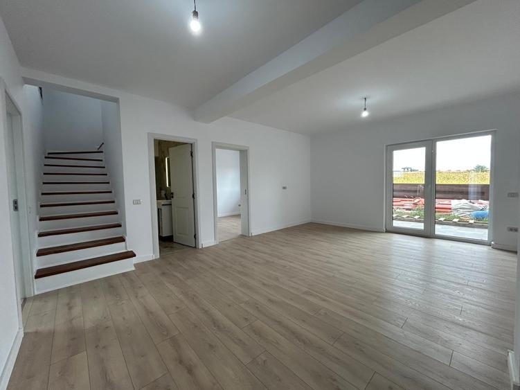 Duplex cu 5 camere cu Canalizare în Popas Păcurari