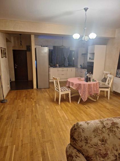 Casă cu 4 camere cu Teren 100 Mp în 1 Decembrie