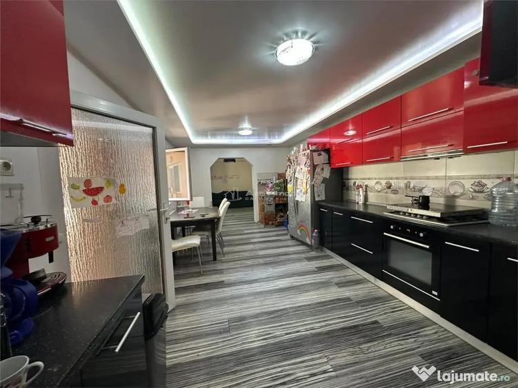 Casă cu 6 camere cu Teren 238 Mp în Central