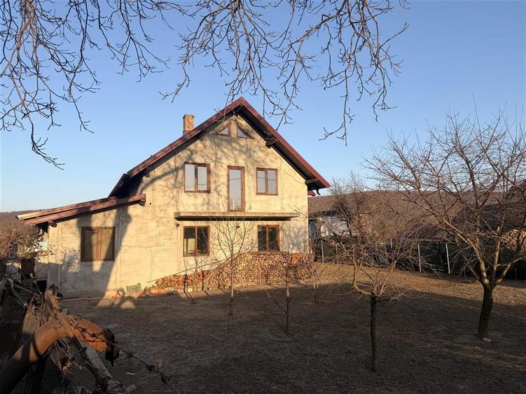 Casă individuală cu 4 camere cu Teren 8400 Mp în Pătrăuți