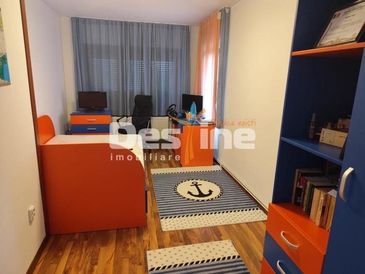 Duplex cu 10 camere cu Canalizare în Albert
