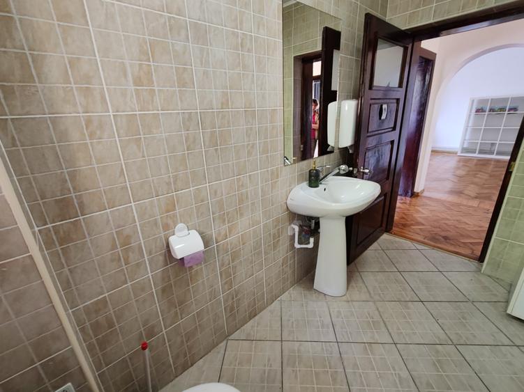 Spațiu comercial, de 100 mp, în Florilor