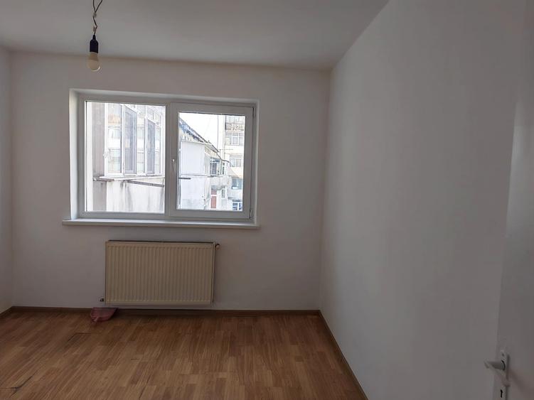 Apartament cu 3 camere semidecomandat în Zimbru