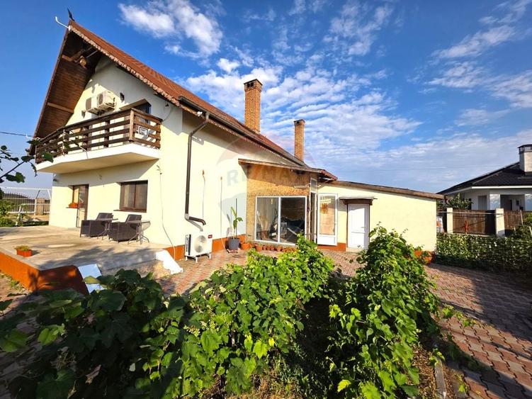 Casă individuală cu 4 camere cu Teren 680 Mp în Spătaru