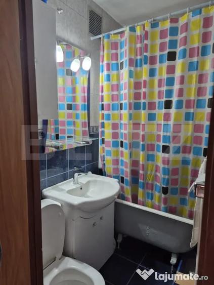 Apartament cu 3 camere semidecomandat în Florilor