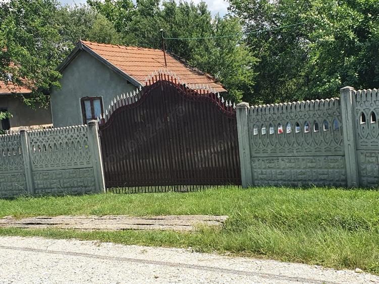Casă cu 5 camere cu Teren 3000 Mp în Butoiești
