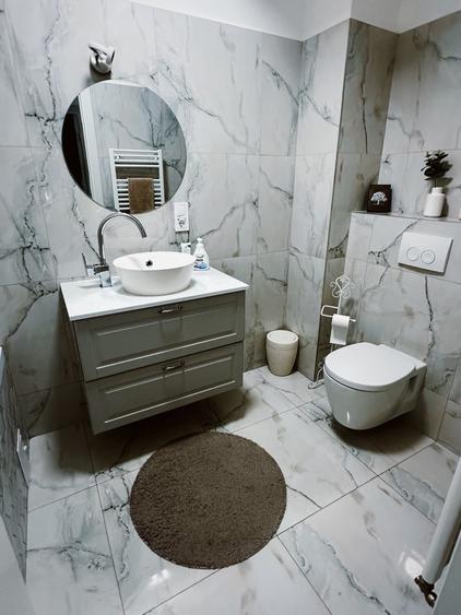 Apartament cu 3 camere decomandat, mobilat în Florești