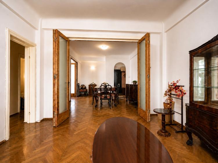 Apartament cu 4 camere semidecomandat în Universitate