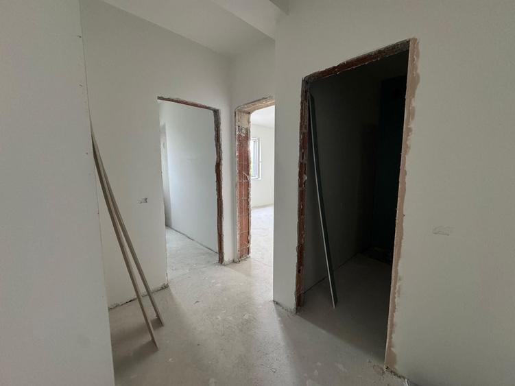 Apartament cu 3 camere semidecomandat în Plopi