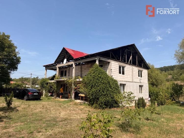 Casă individuală cu 5 camere cu Teren 6400 Mp în Covrigi