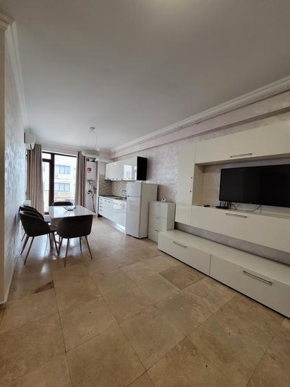Apartament cu 3 camere semidecomandat, mobilat în Central