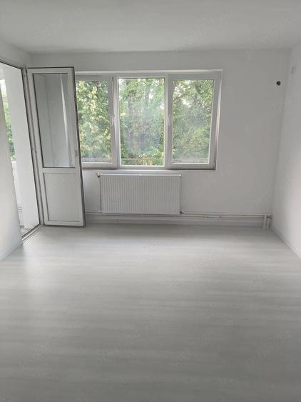 Apartament cu 3 camere semidecomandat în Alexandru Obregia