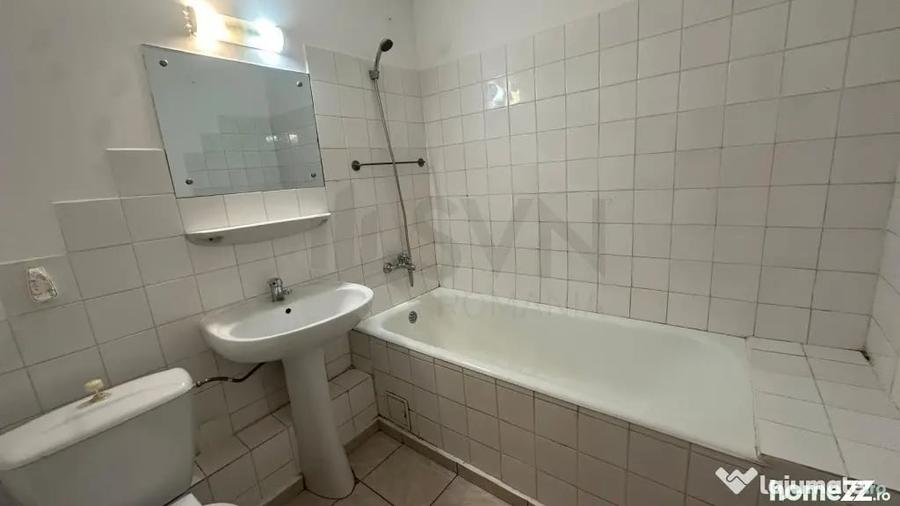 Apartament cu 3 camere semidecomandat în 1 Mai