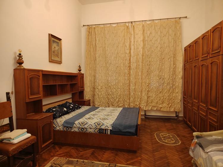 Casă cu 9 camere cu Canalizare în Central